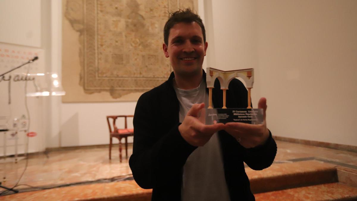 Darius Bogdanowicz con el premio Biblioteca de la Fundación Gala.