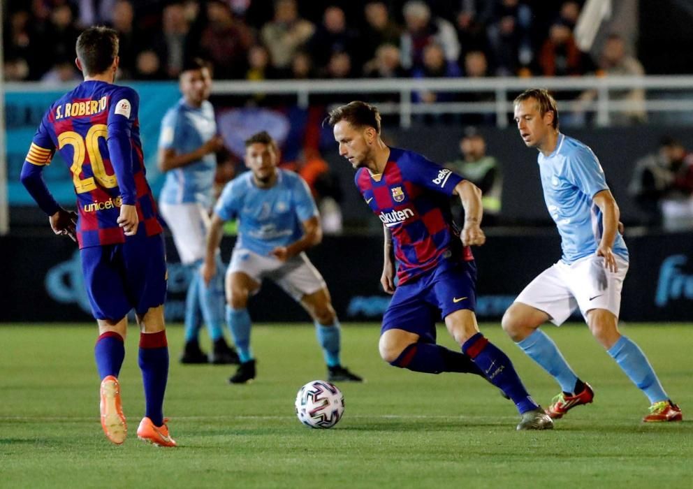 El defensa del FC Barcelona Sergi Roberto (i), junto a su compañero el centrocampista croata Ivan Rakitic (2d)