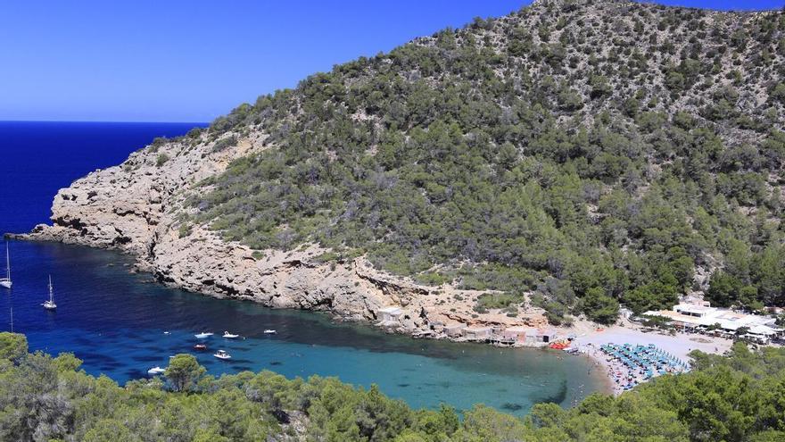 Muere un joven de 24 años tras caer desde una altura de 12 metros en una cala de Ibiza