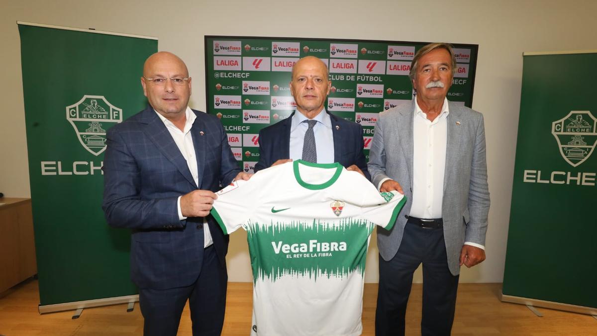 José Ángel Pic Cuartero, Joaquín Buitrago y Antonio Pedreño, con la camiseta del Elche en la que ya luce VegaFibra