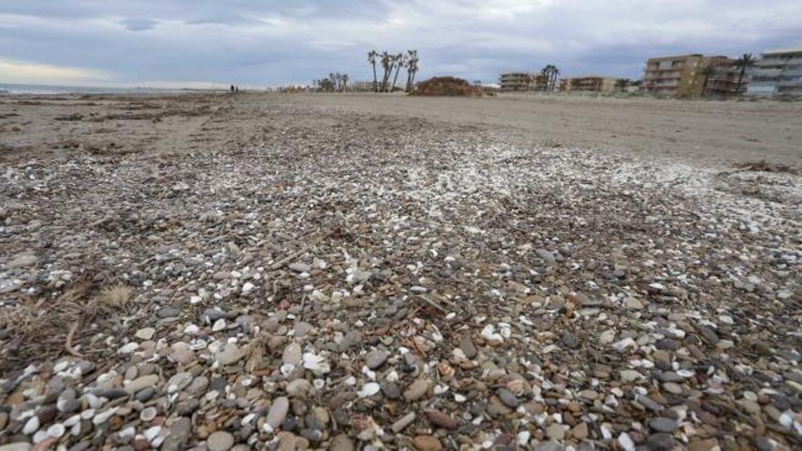 Las piedras llegan a la playa de Canet d'En Berenguer