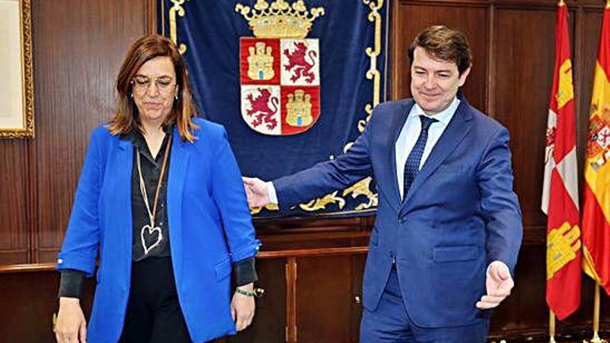 El presidente de la Junta, Alfonso Fernández Mañueco, con la presidenta de la FRMP, Ángeles Armisén.