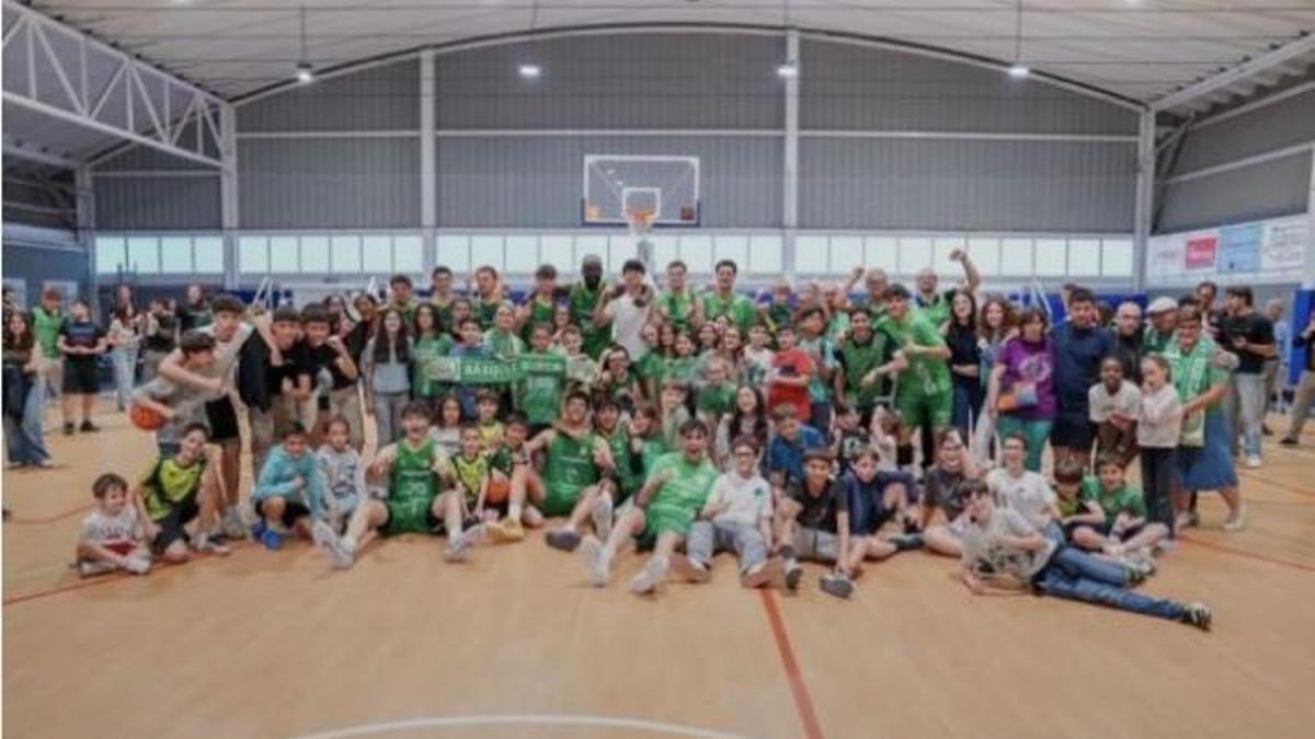 Jugadores y aficionados festejan la clasificación.