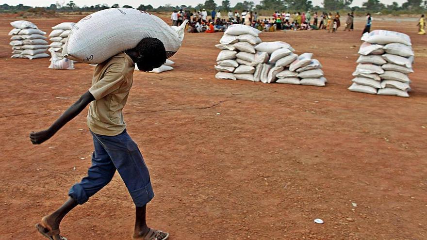 Un refugiat del Sudan porta un sac de farina donada pel Programa Mundial d&#039;Aliments.