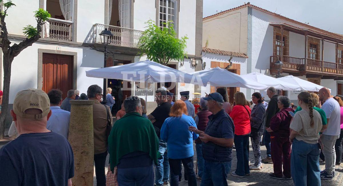 La princesa está a punto de terminar su destino. Vecinos y turistas se agolpan para verla