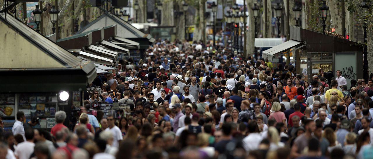 Gran afluencia de turistas pocos días después del atropello múltiple en Barcelona (2017).