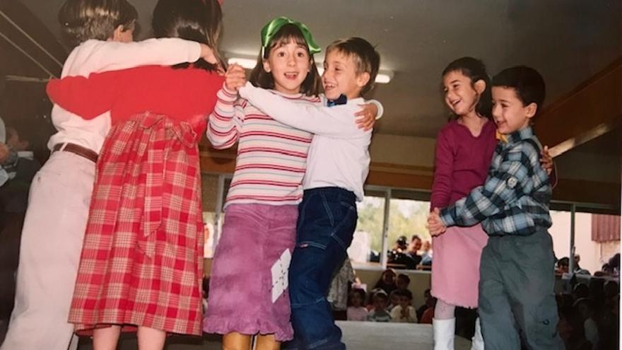 Alumnos y alumnas de Mari Carmen bailando.