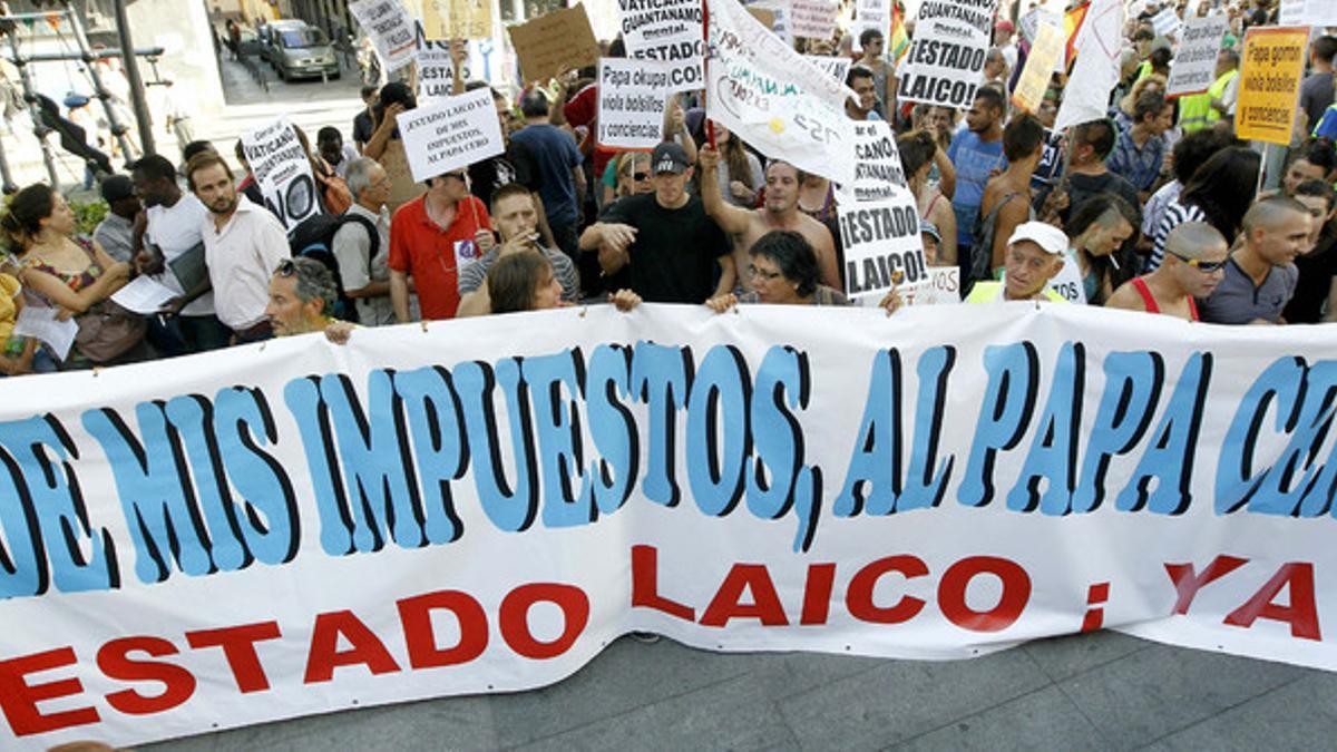 Cabecera de la marcha laica contra la visita papal.