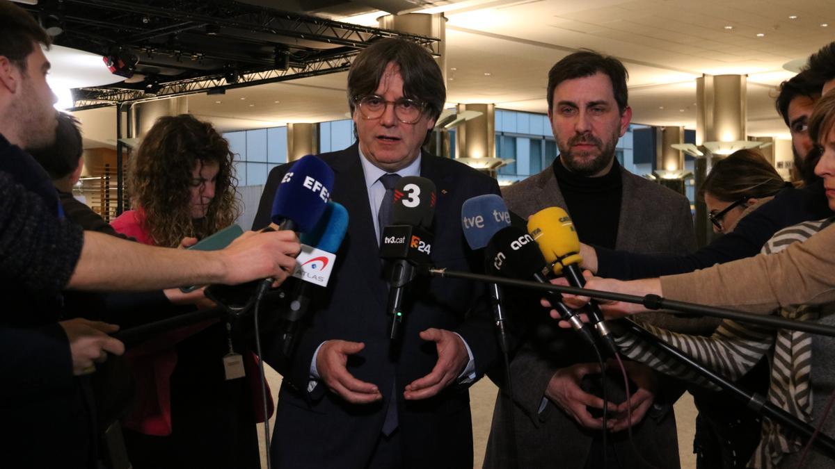 Els eurodiputats Carles Puigdemont i Toni Comín durant una atenció a mitjans al Parlament Europeu després de la tornada i detenció de Clara Ponsatí a Catalunya
