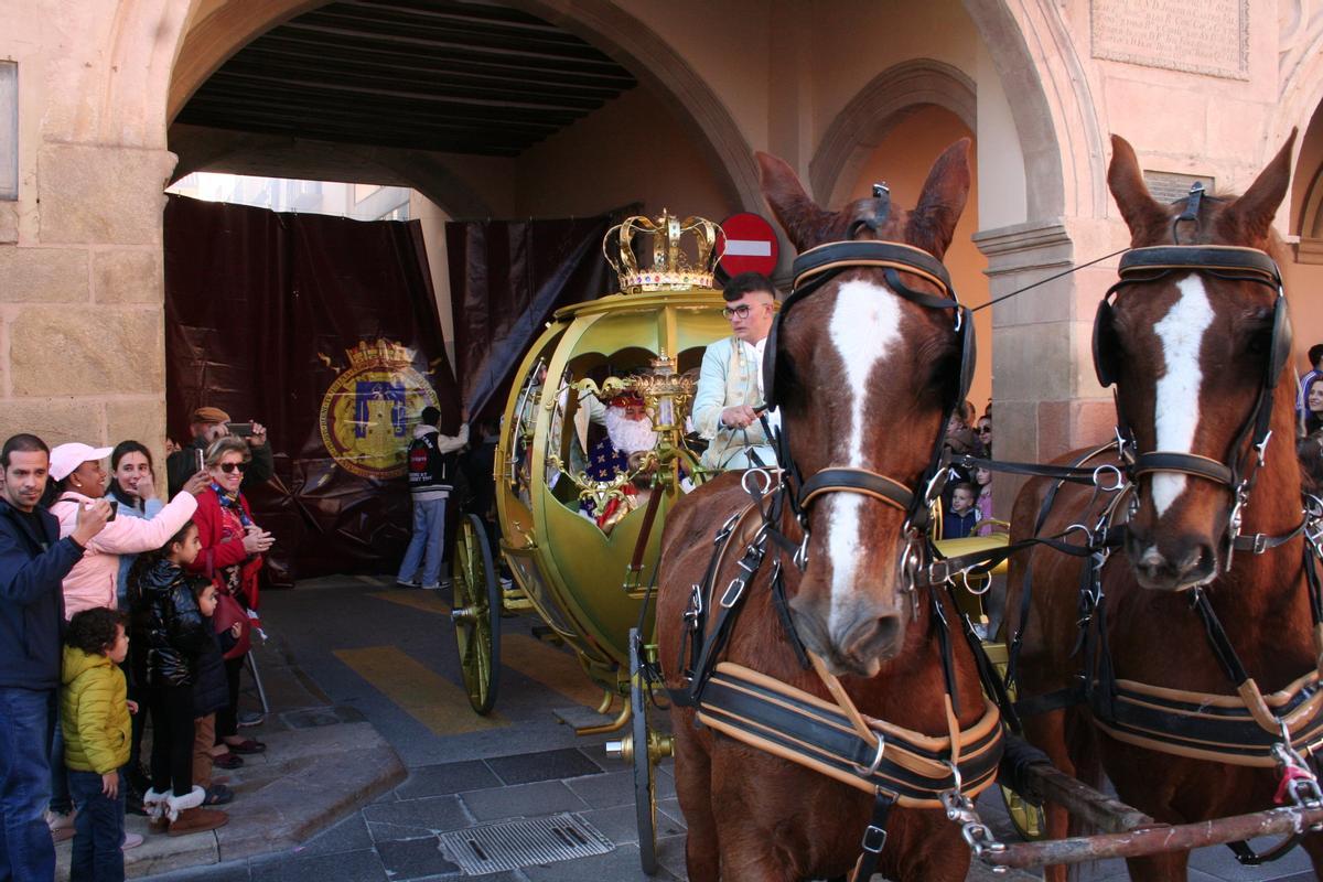 Los Reyes Magos llegaban en espectaculares carrozas de cuento a la Plaza de España tras cruzar el arco de la calle Selgas.