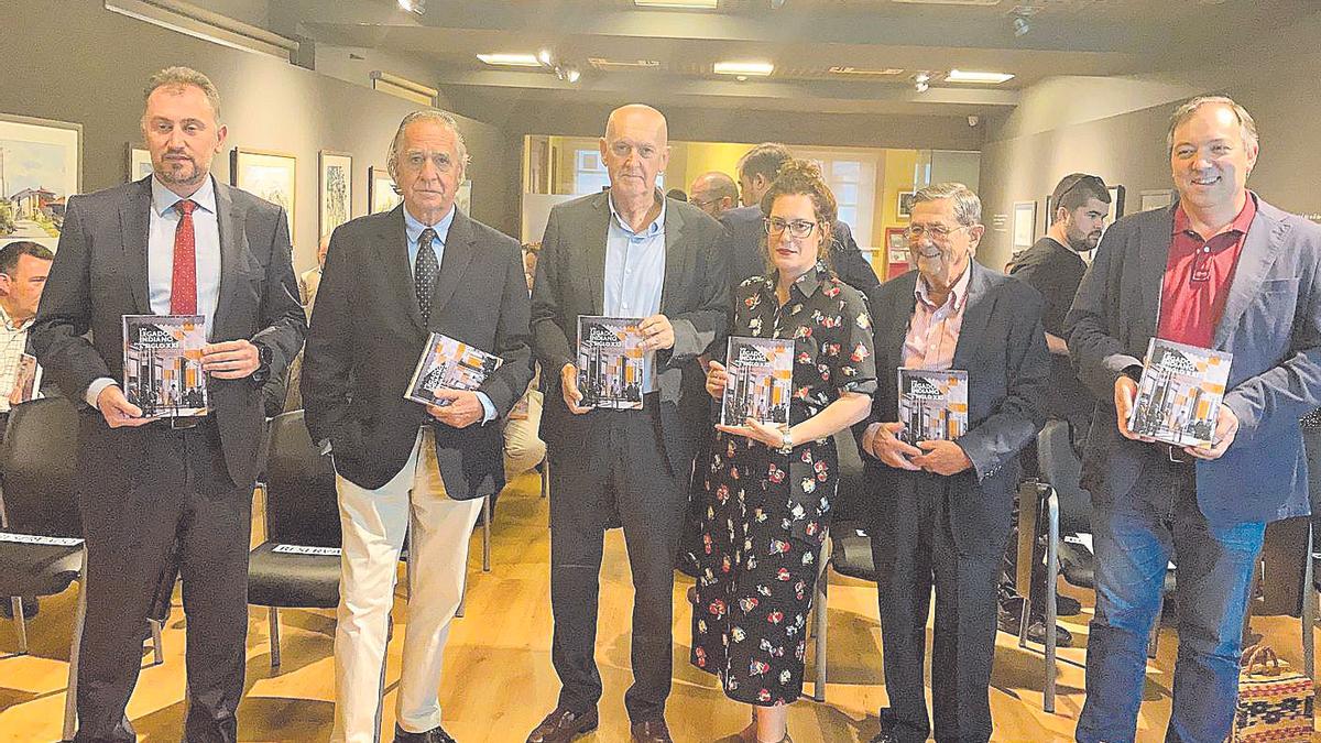 Por la izquierda, José Luis Frieyro, director de zona de Caja Rural;_Roberto Paraja, presidente de CTIC_Centro Tecnológico;_Pablo Priesca, director general de CTIC_Centro Tecnológico;_Cristina Cantero, investigadora y autora del libro;_José Cardín, presidente del patronato de la Fundación José Cardín Fernández, y Alejandro Vega, alcalde de Villaviciosa, ayer, durante la presentación del libro. | A. L.