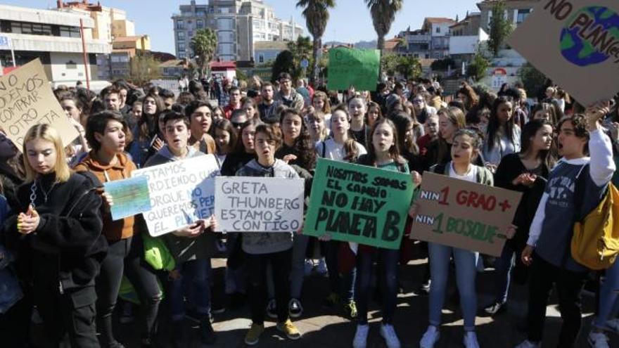 Decenas de estudiantes vigueses alzan su voz contra el cambio climático