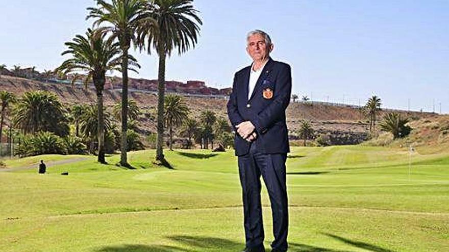 Gonzaga Escauriaza, presidente de la Federación Española de Golf, en el campo de El Cortijo, ayer.