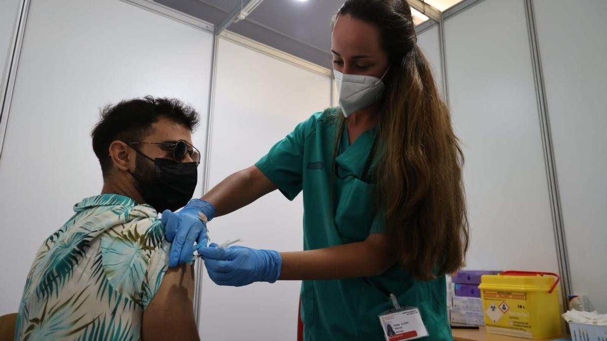 El Auditori empieza a vacunar a los veinteañeros en Castelló.