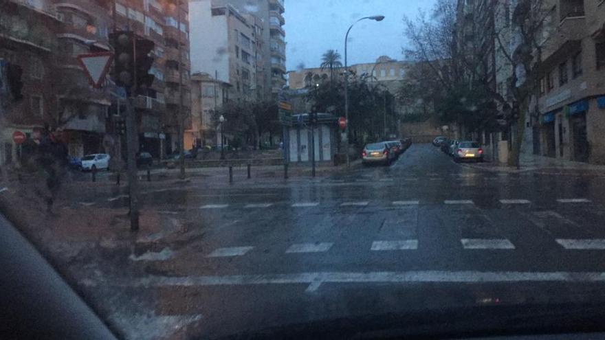 Así estaban a primera de hoy varios semáforos del centro de Alicante