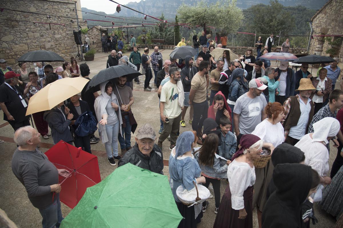 Públic de l'actuació durant la pluja