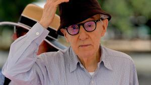 El cineasta estadounidense Woody Allen llega al Lido para el Festival Internacional de Cine de Venecia de 80th, en Venecia, Italia, el 4 de septiembre de 2023. El festival de cine se celebrará del 30 de agosto al 9 de septiembre de 2023.