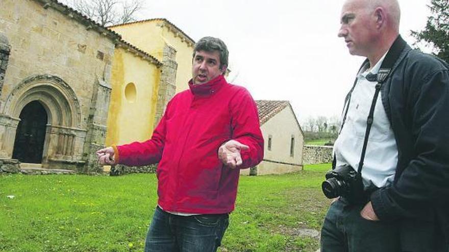 Por la izquierda, Paco y Tadeo Pantín, en Abamia.