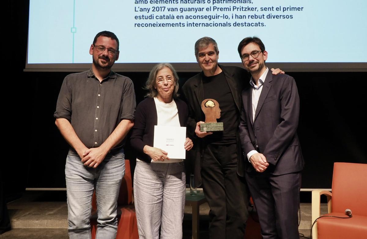 Carme Pigem i Rafael Aranda d'RCR Arquitectes van rebre el guardó de mans de l'alcalde de Girona, Lluc Salellas, i el president de COMEXI, Pau Xifra.