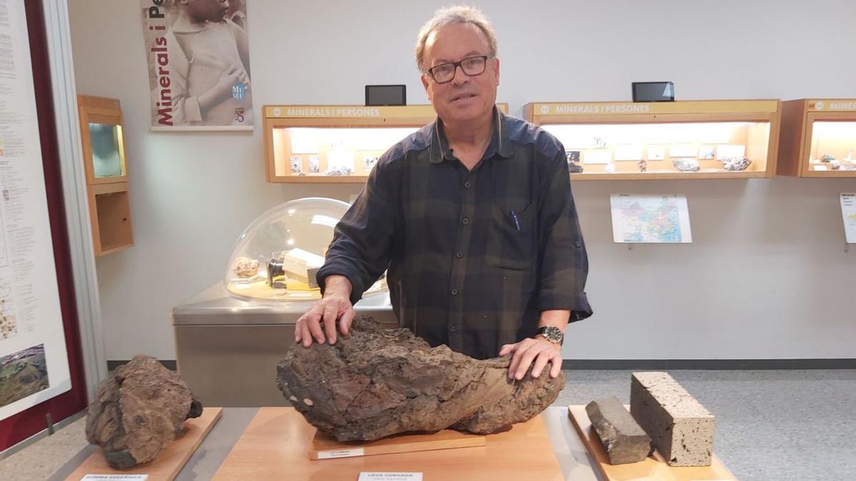 Josep Biosca, del Museu de Geologia, amb fragments de lava que es poden veure a l’exposició | J.M.G.