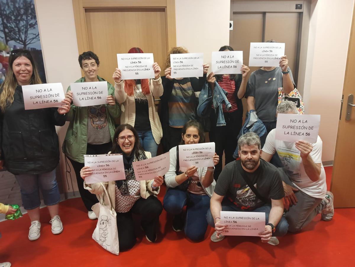 Los miembros de la plataforma, el pasado día 30 en el pleno de la junta de distrito.