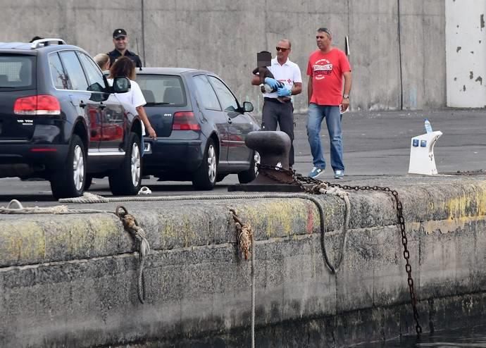 09/08/2019 ARGUINEGUIN. MOGAN. Llegada de una patera con inmigrantes a la costa de Maspalomas, son rescatados y transladados por Salvamento Marítimo al puerto de Arguineguin.   Fotógrafa: YAIZA SOCORRO.  | 09/08/2019 | Fotógrafo: Yaiza Socorro