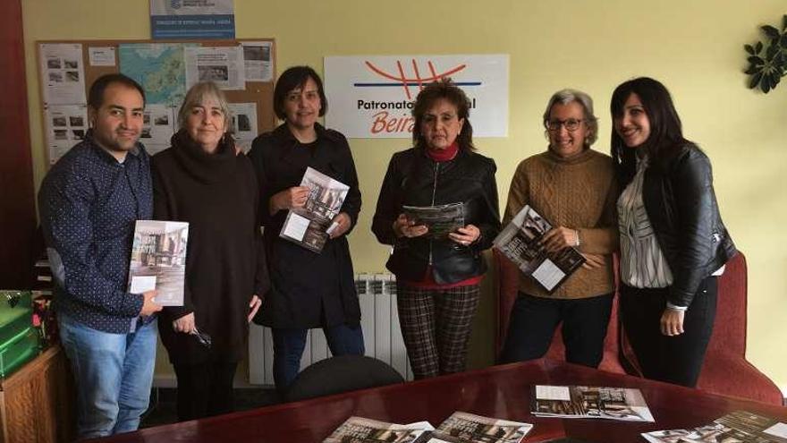 Salvador Meira con las técnicas que ayudado en la revista. // G.N.