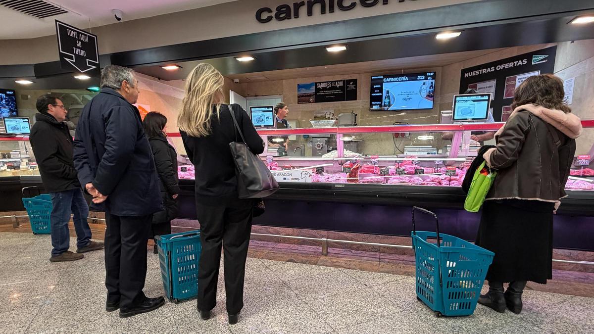Varios clientes esperan su turno en la carnicería de un supermercado zaragozano, esta semana.
