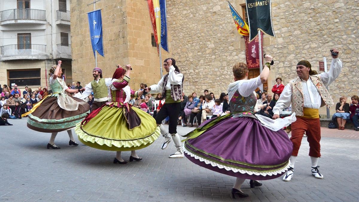 Las danzas de las fiestas patronales de Onil se celebran del 24 al 26 de abril.