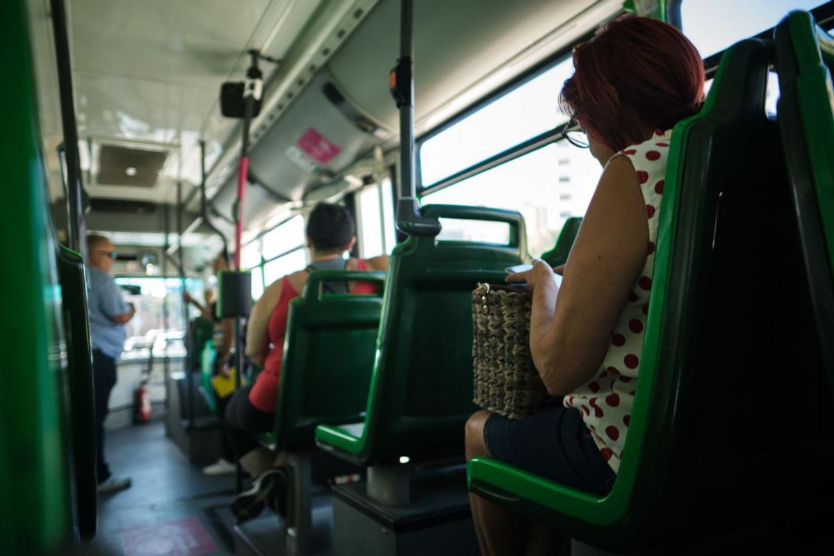 Pasajeros en el interior de una guagua de Titsa. | | E.D.