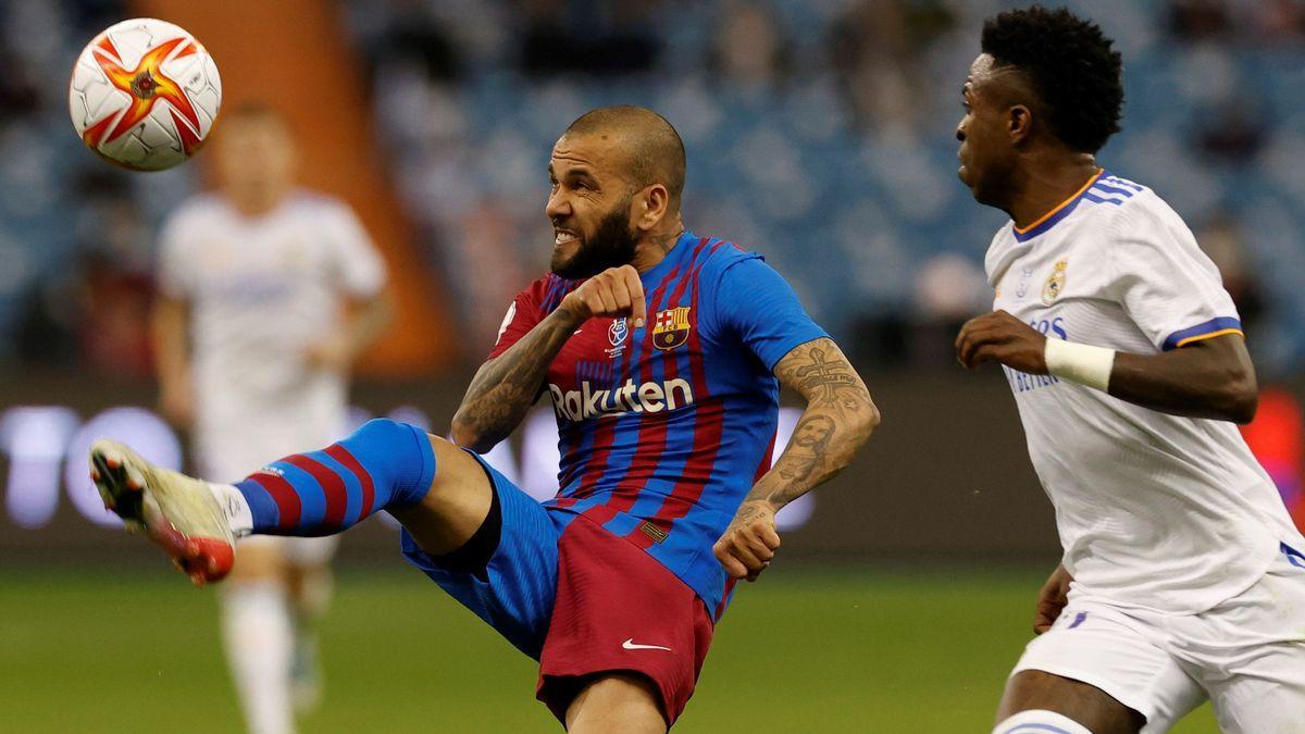 Dani Alves, en un partido ante el Real Madrid.