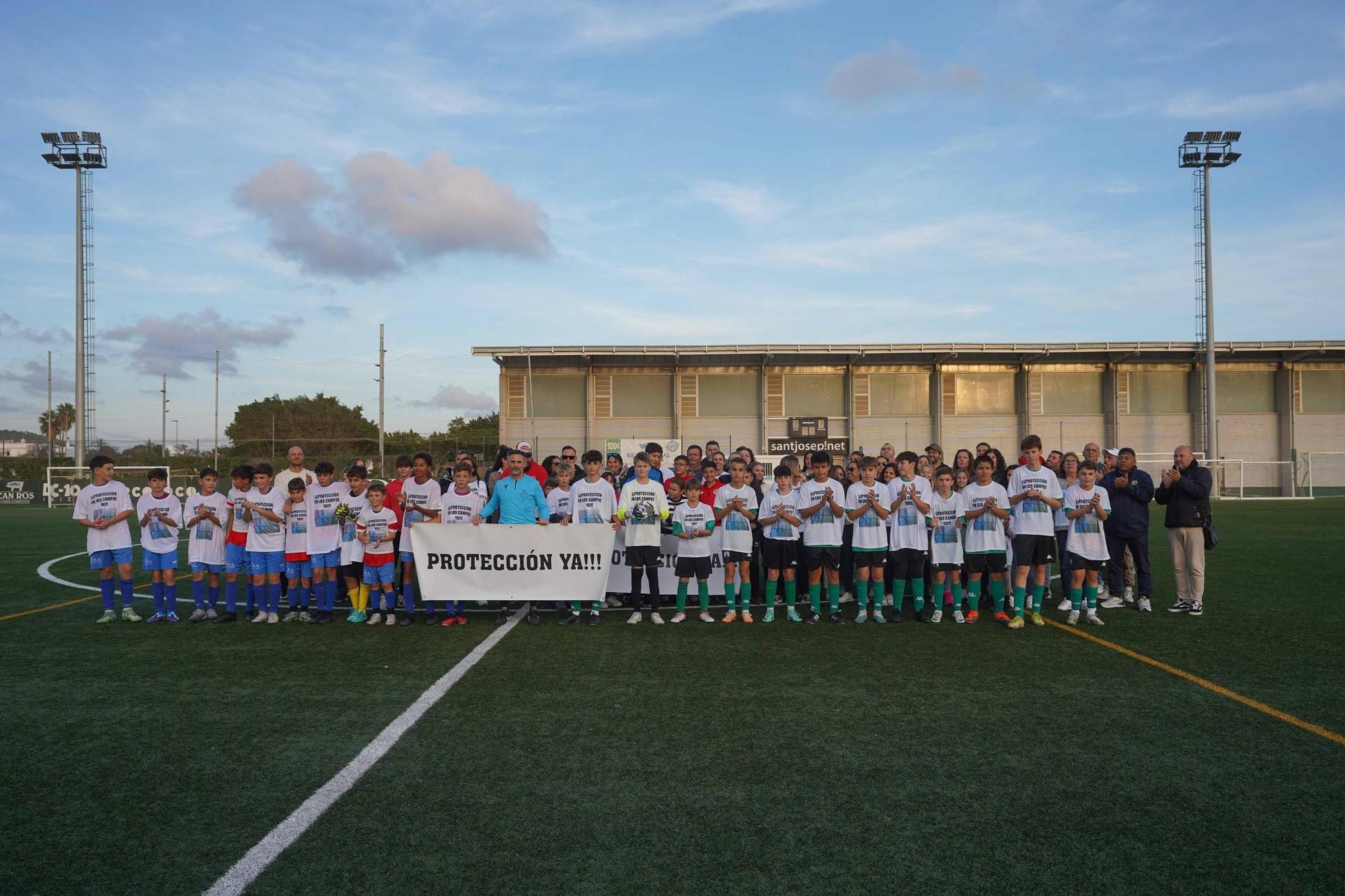 Las imágenes de la nueva protesta para exigir protecciones en los muros de los campos de fútbol de Ibiza