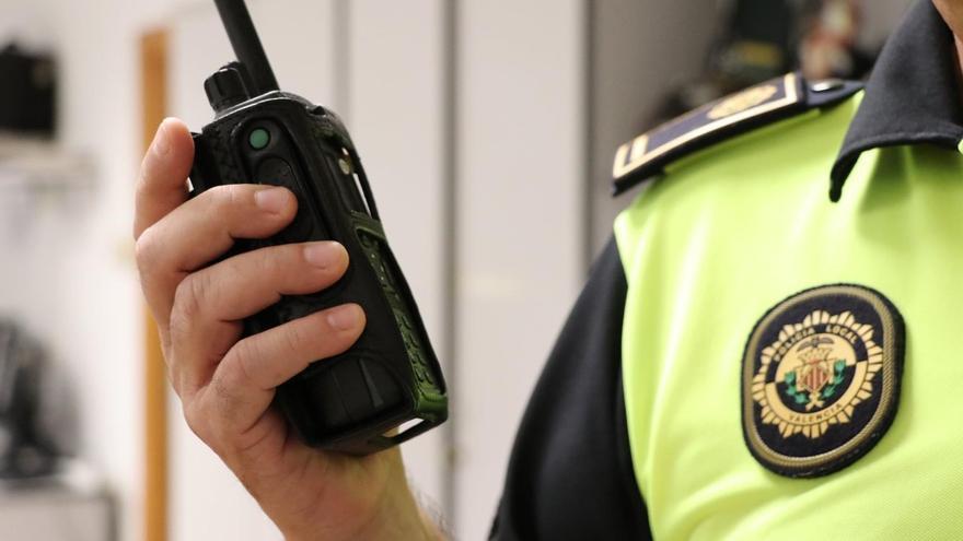 Detenido un hombre por agredir a una mujer en plena calle y dejarla llorando con la ropa rasgada en Valencia