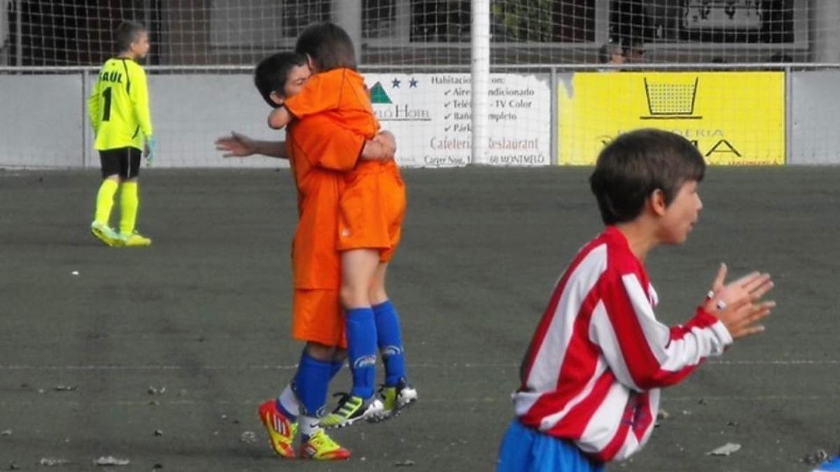 Jordi Palacios y Adrià Carricondo, celebrando un gol en el equipo en el que empezaron