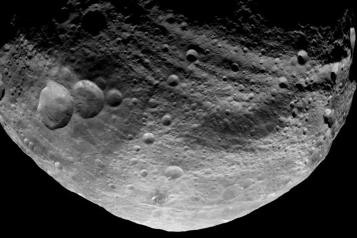 Imatge feta per la NASA que mostra la superfície de l’asteroide Vesta des de 5.200 quilòmetres de distància.