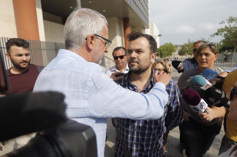 Xavier Simón se abraza a Manuel Reguart a la salida del juzgado