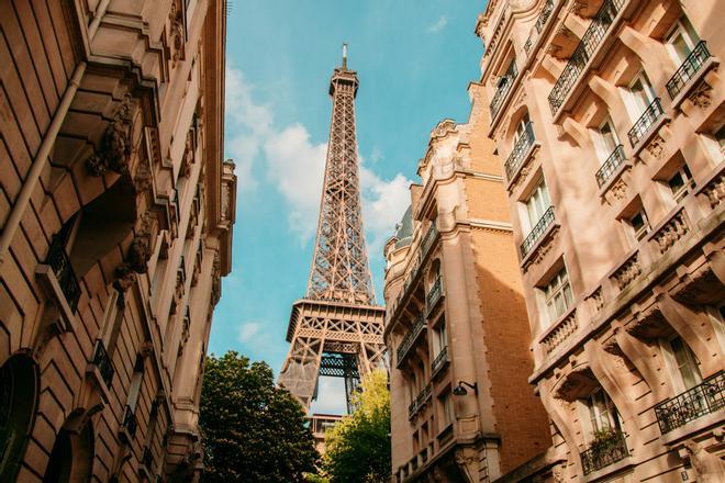 Vista de la torre Eiffel desde una calle de París