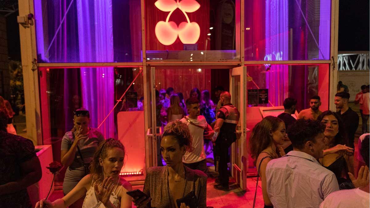 Clientes de una discoteca del paseo Marítim de Barcelona a principios de verano.