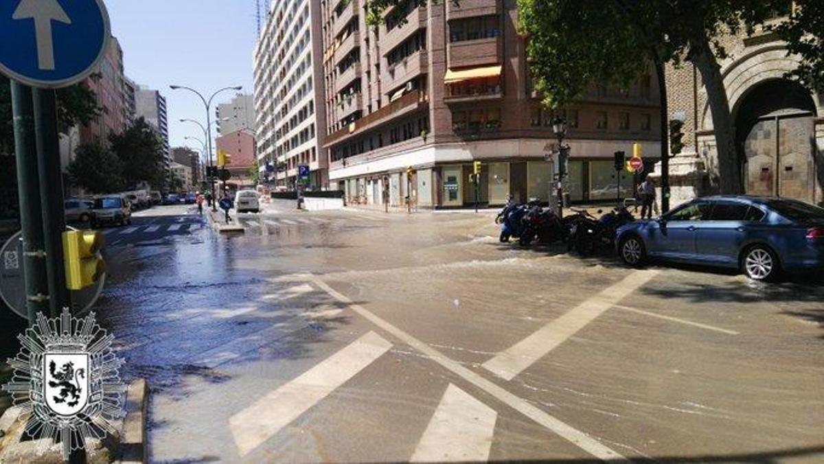 La rotura de una tubería provoca la inundación de una planta de un párking en la avenida César Augusto