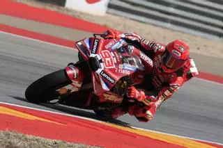 Primer golpe sobre la mesa de Márquez en 'territorio Rossi'