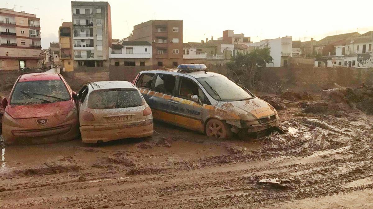 Coches arrastrados por el agua en Paiporta.
