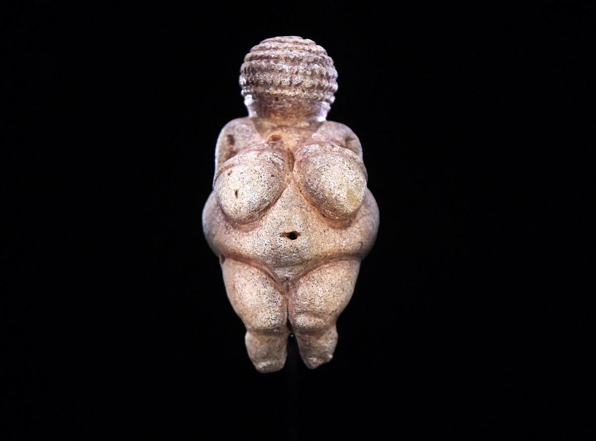 La Venus de Willendorf, una de las primeras representaciones de la maternidad conocidas.