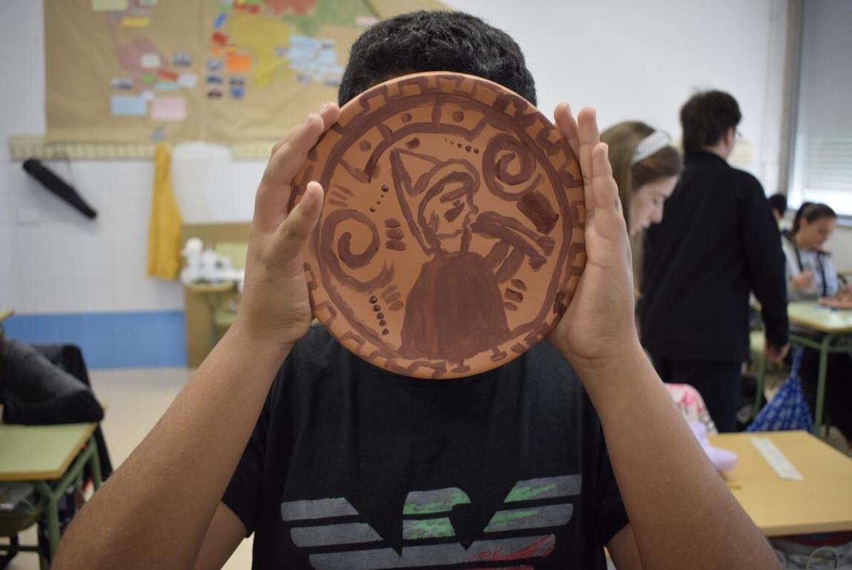Los escolares pintan piezas cerámicas como los íberos.
