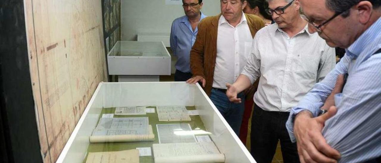 Un momento de la visita del alcalde y los ediles municipales a la exposición del archivo. // Rafa Vázquez