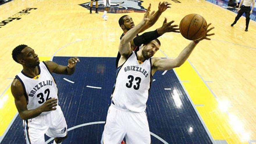 Marc Gasol lucha por un balón.