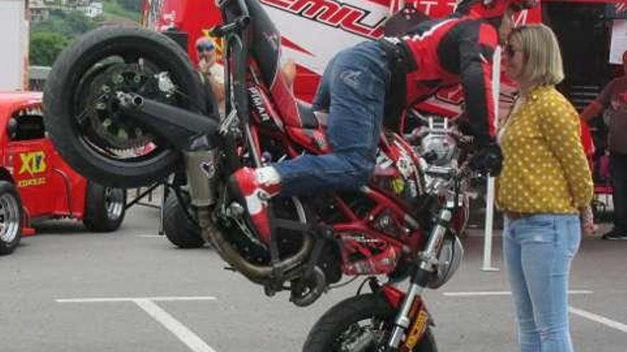 Uno de los ejercicios acrobáticos en Cangas.