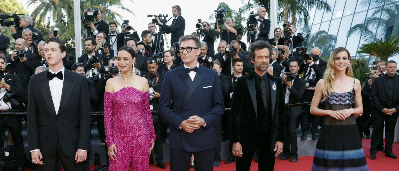Michel Hazanavicius y la delegación de 'Coupez!' en el Festival de Cannes.