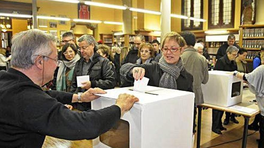 Votants el 9-N a l&#039;institut Lluís de Peguera de Manresa