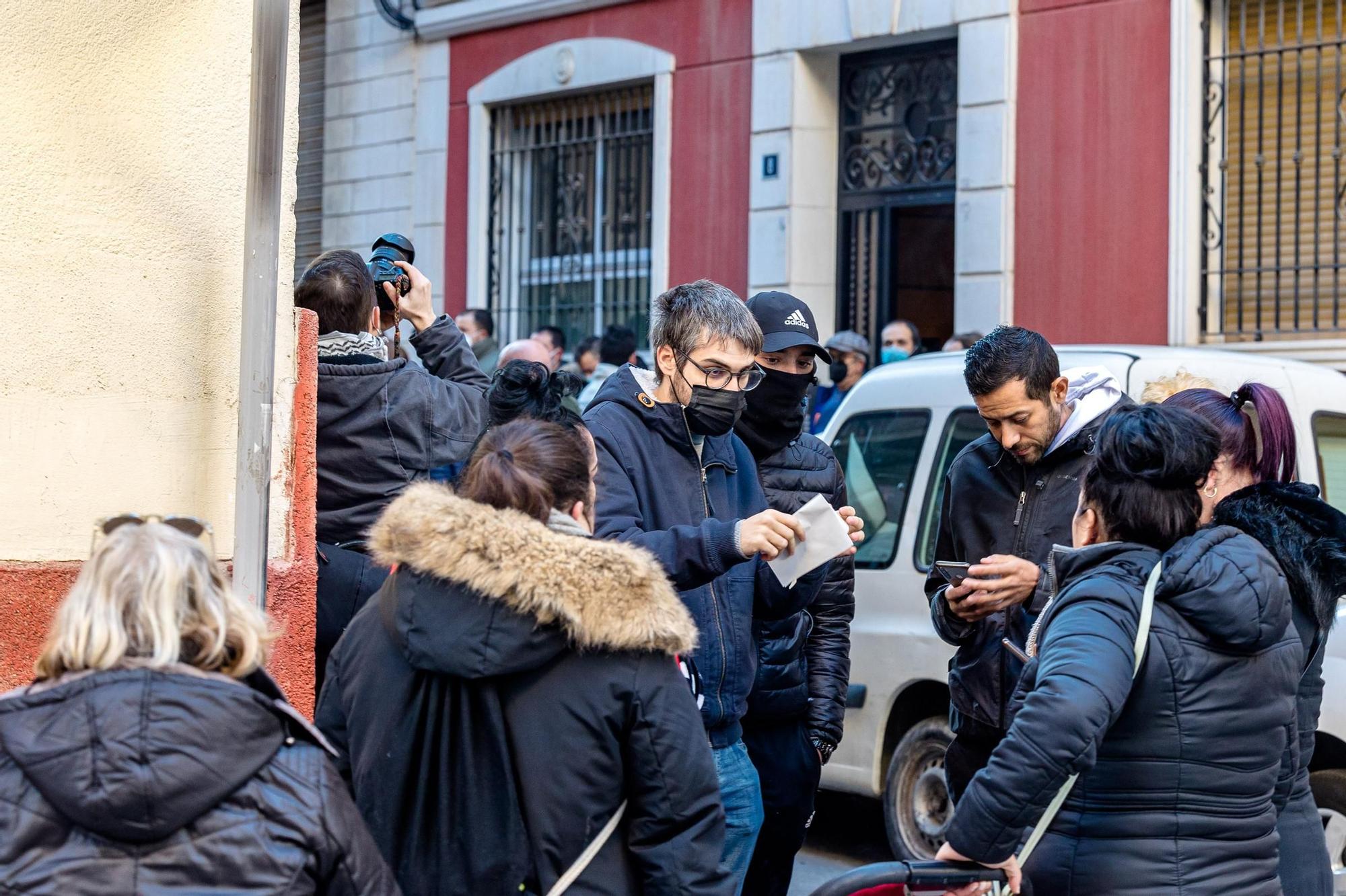 La presión social frenda del desahucio de tres familias en el barrio de Carolinas de Alicante