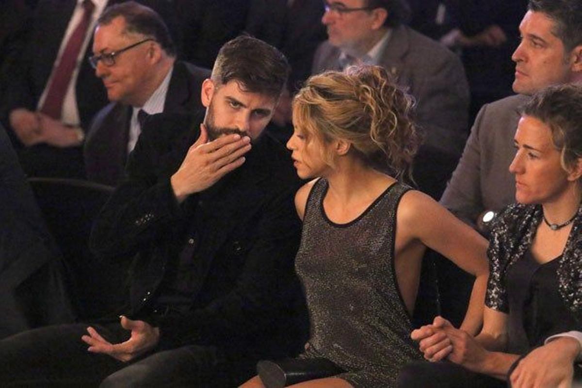 Piqué comparte confidencias con Shakira en la 'Festa de l'esport catalá'